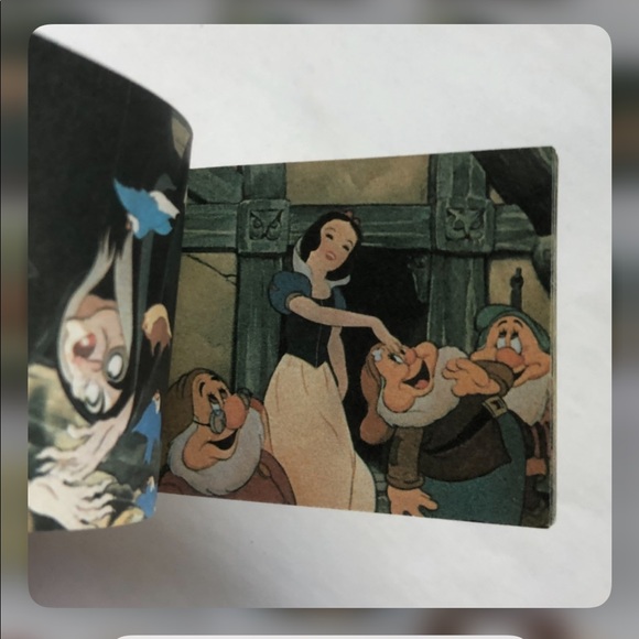 Disney’s Snow White Flip Book - double sided - Picture 3 of 4